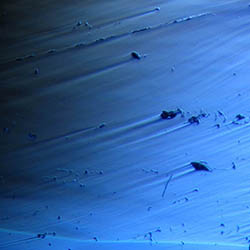 Saphir Rückstände von Slittern auf Oberfläche eingerieben durch Primitive Schleiftechnik